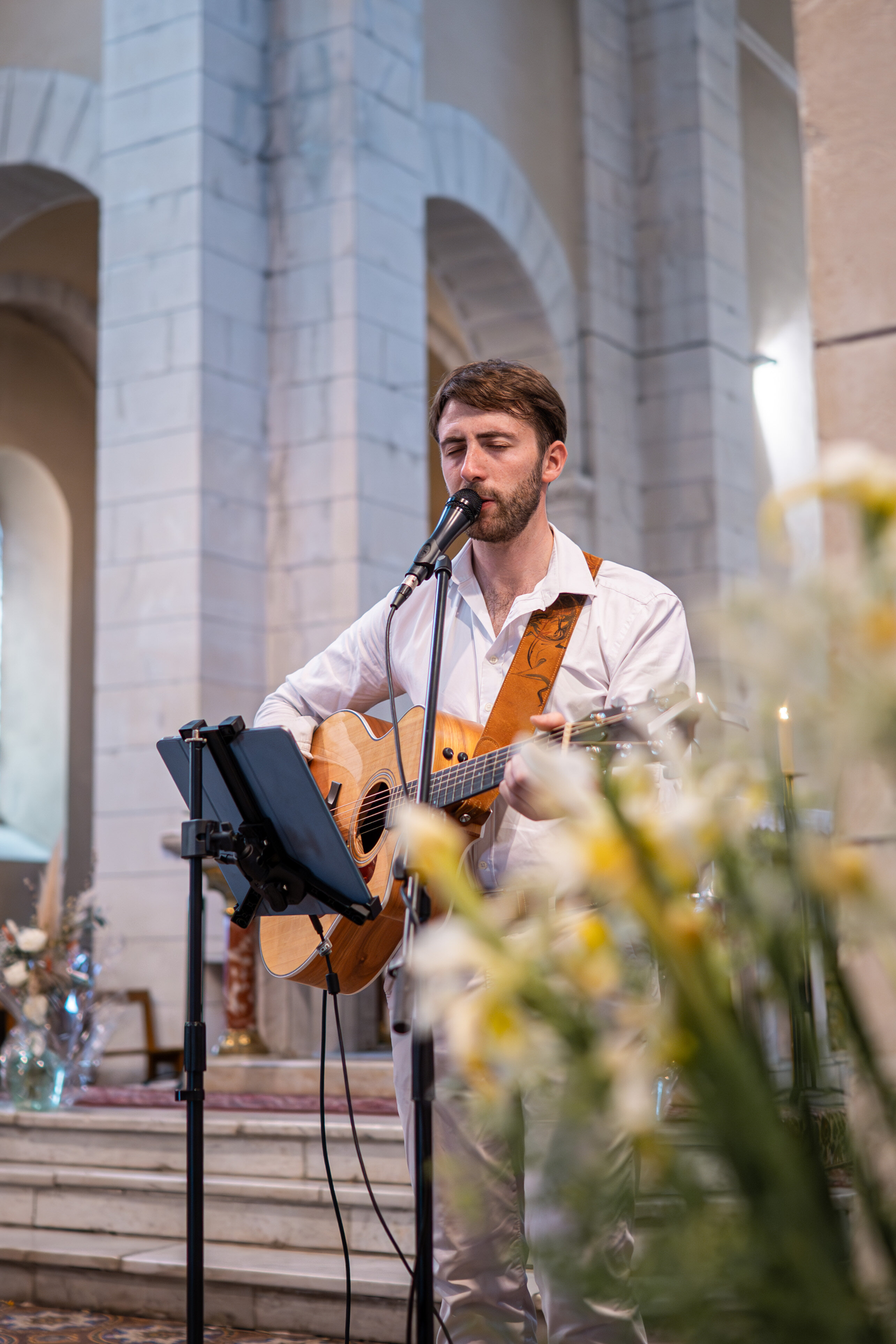 Un musicien anime une messe de mariage à l'église